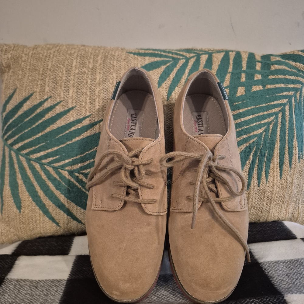 Eastland Women's Tan Suede Flats